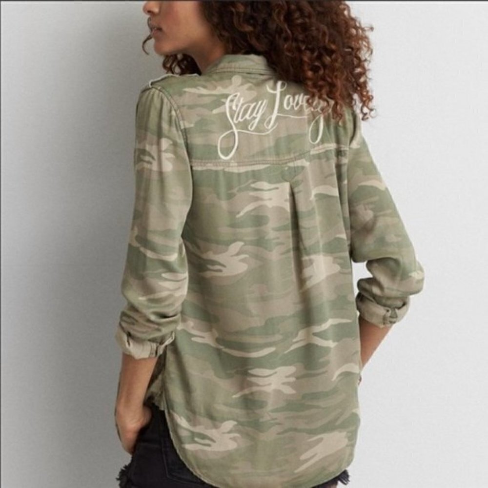 American Eagle AEO Green Camo‎ Stay Lovely Boyfriend Fit Button Down S